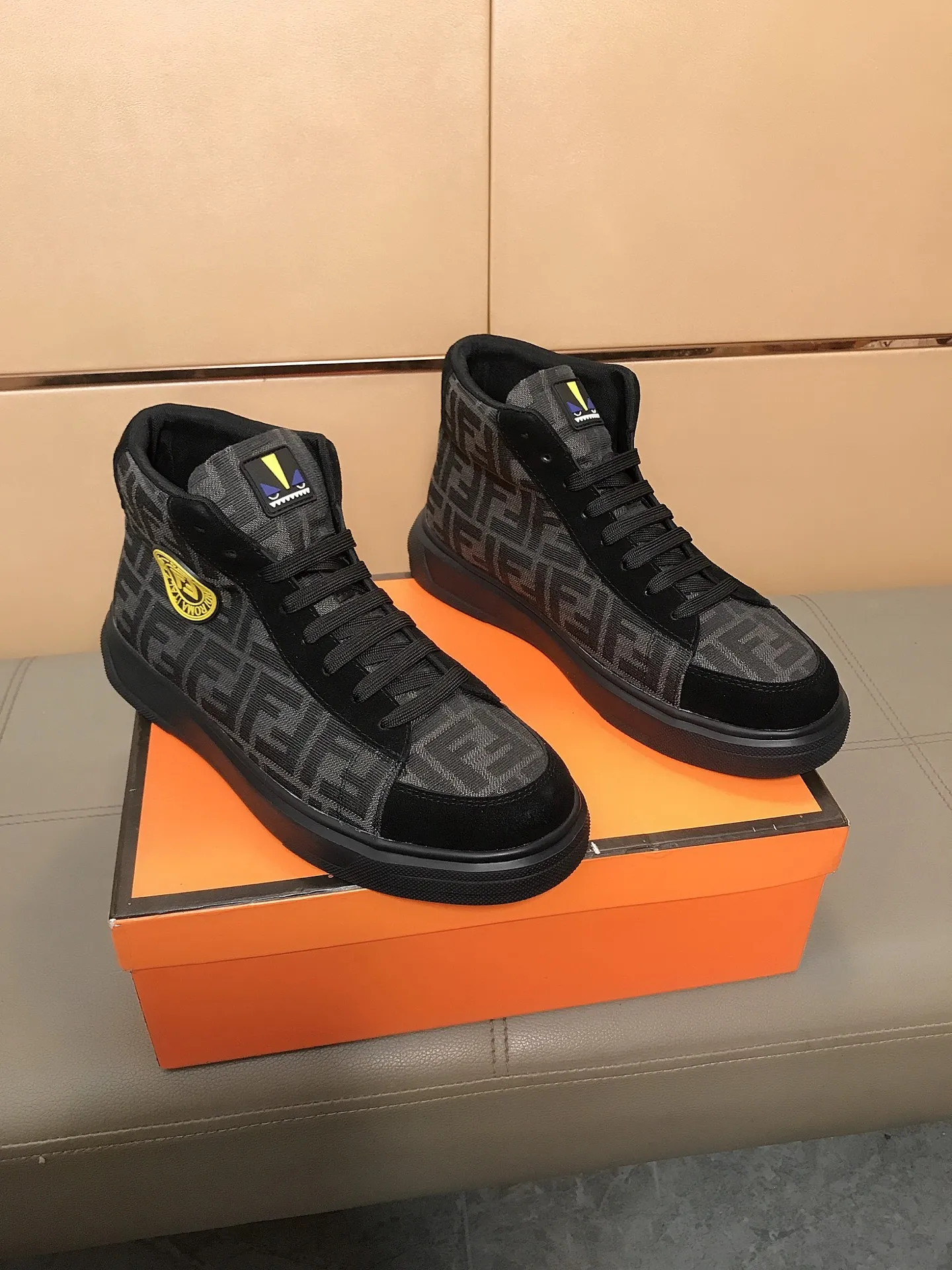 Men's shoes 240 🥾🥾↔️↔️[fendi] Fendi classic and comfortable men's high-top casual shoes, the upper is made of nubuck leather with brand printed fabrics, sheepskin feet, and rubber wear-resistant outsole. This unique style is suitable for all seasons, casual and refined sensibility, comfortable and natural on the feet. It is an everyday style for casual travel in autumn and winter! Code number: 38-44